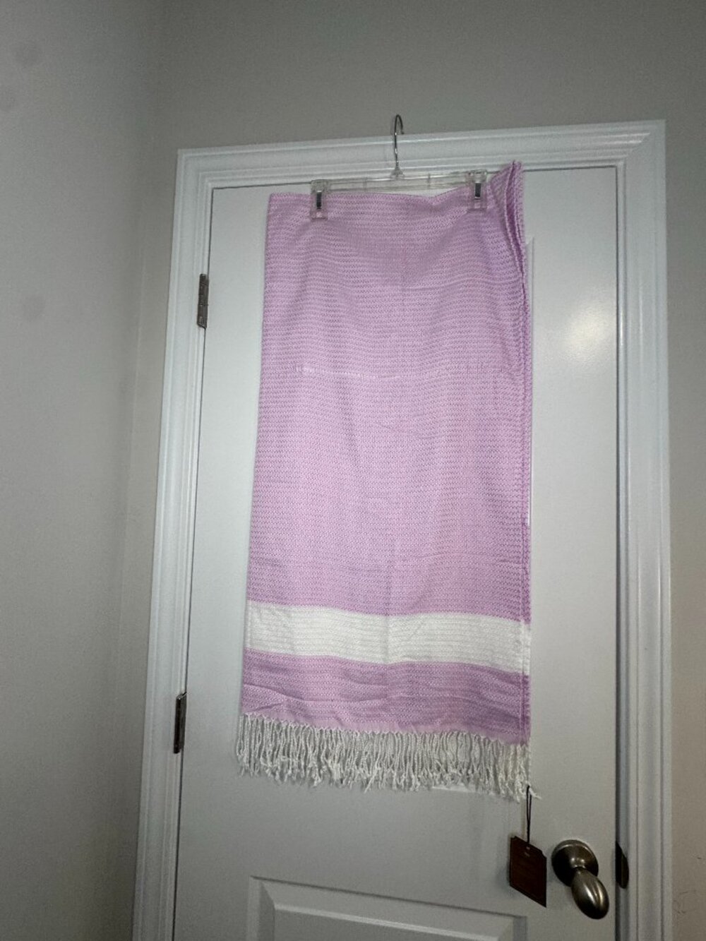 Turkish cotton beach towel, pink/white. NWT small defect shown pics Fast drying
